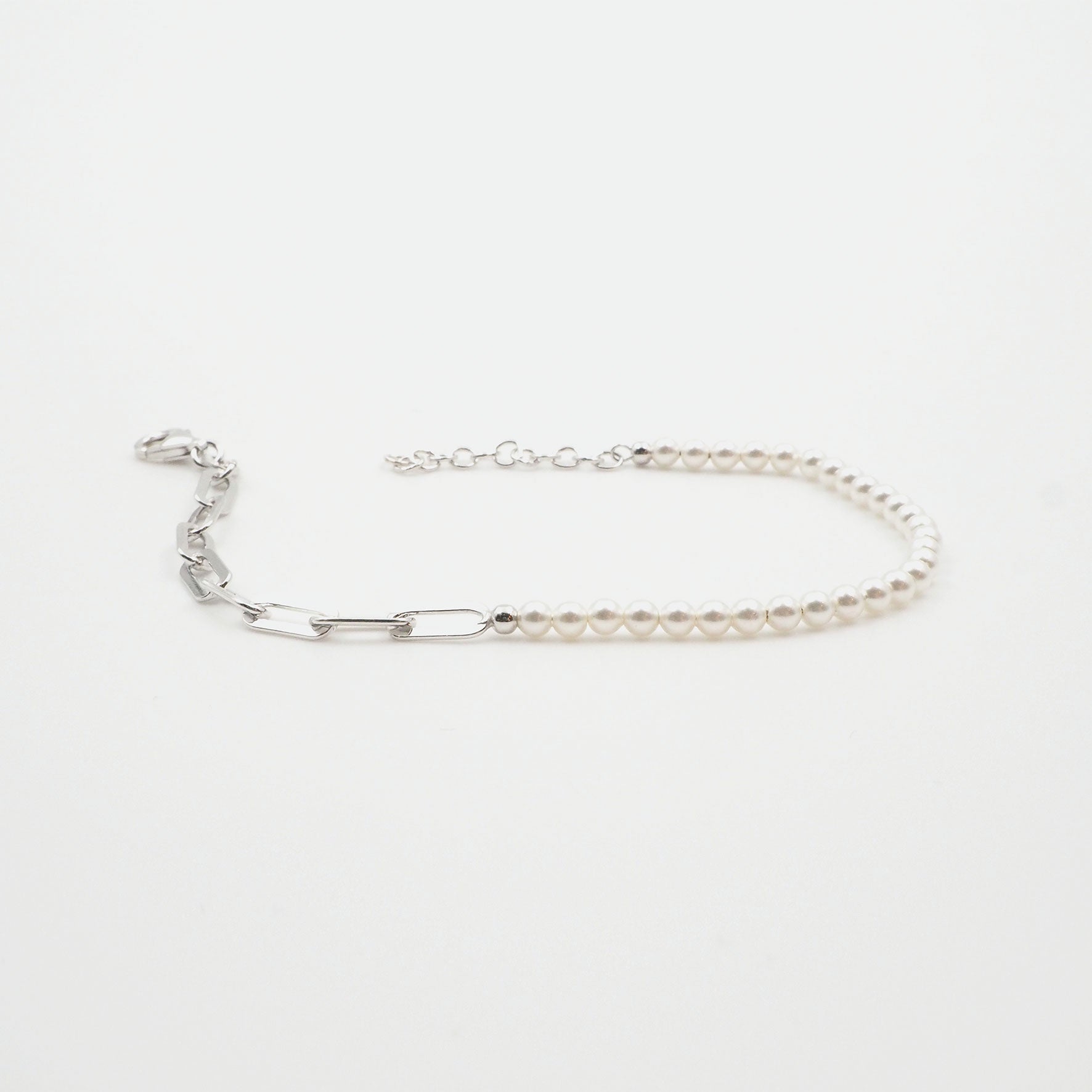 Silber Armbaender fuer Damen jetzt kaufen in unserem Onlineshop oder vor Ort in unserer Filiale in Basel